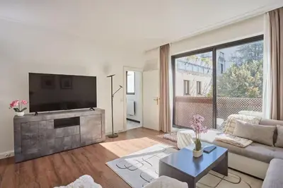 Télévision ou salle de divertissement dans l'établissement Avenue Foch 16th Elegant Studio
