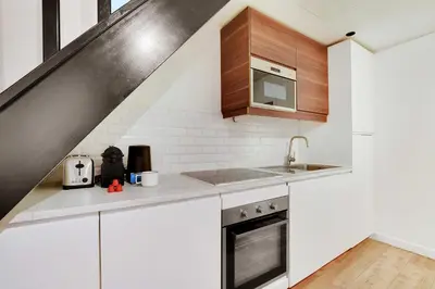Cuisine ou kitchenette dans l'établissement Spacious Apartment -2BR 8P- Near Nation