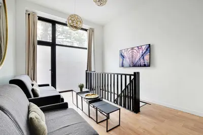 Télévision ou salle de divertissement dans l'établissement Spacious Apartment -2BR 8P- Near Nation