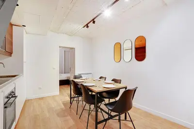 Cuisine ou kitchenette dans l'établissement Spacious Apartment -2BR 8P- Near Nation