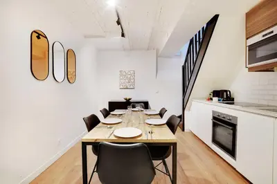 Cuisine ou kitchenette dans l'établissement Spacious Apartment -2BR 8P- Near Nation
