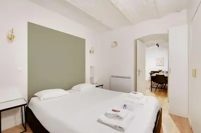 Un ou plusieurs lits dans un hébergement de l'établissement Spacious Apartment -2BR 8P- Near Nation