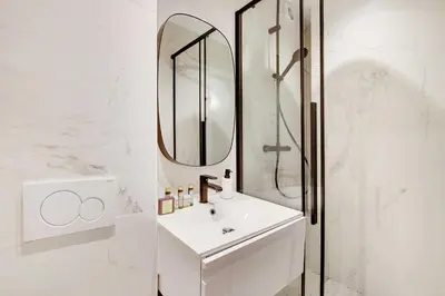 Salle de bains dans l'établissement Spacious Apartment -2BR 8P- Near Nation