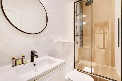 Salle de bains dans l'établissement Spacious Apartment -2BR 8P- Near Nation