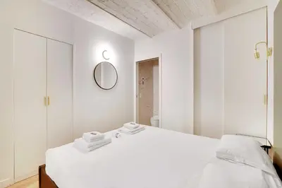 Un ou plusieurs lits dans un hébergement de l'établissement Spacious Apartment -2BR 8P- Near Nation