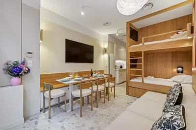 Télévision ou salle de divertissement dans l'établissement Lavie Maison - Design Suite & Spa Bath