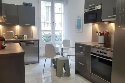 Cuisine ou kitchenette dans l'établissement Superbe Appartements Tour Eiffel Suffren