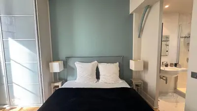 Salle de bains dans l'établissement HAUT MARAIS BEAUX VOLUMES et CLARTE