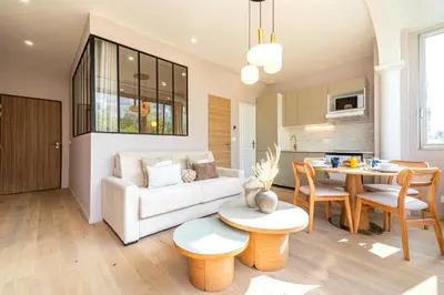 Coin salon dans l'établissement Stylish 1-Bedroom Apartment with Air Conditioning in Paris 17th