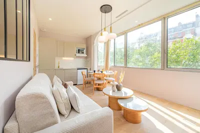 Coin salon dans l'établissement Stylish 1-Bedroom Apartment with Air Conditioning in Paris 17th