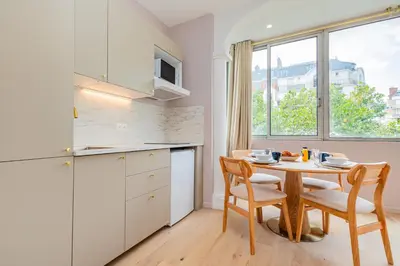 Cuisine ou kitchenette dans l'établissement Stylish 1-Bedroom Apartment with Air Conditioning in Paris 17th
