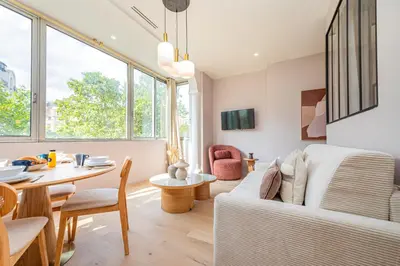 Coin salon dans l'établissement Stylish 1-Bedroom Apartment with Air Conditioning in Paris 17th
