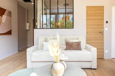 Coin salon dans l'établissement Stylish 1-Bedroom Apartment with Air Conditioning in Paris 17th