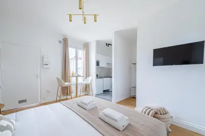 Un ou plusieurs lits dans un hébergement de l'établissement Cozy Studio in the Heart of Issy Close to Paris