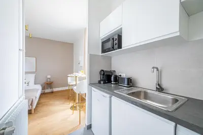 Cuisine ou kitchenette dans l'établissement Cozy Studio in the Heart of Issy Close to Paris