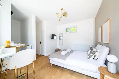 Un ou plusieurs lits dans un hébergement de l'établissement Cozy Studio in the Heart of Issy Close to Paris