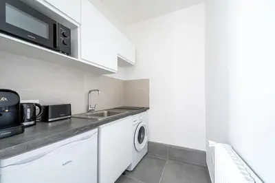 Cuisine ou kitchenette dans l'établissement Cozy Studio in the Heart of Issy Close to Paris