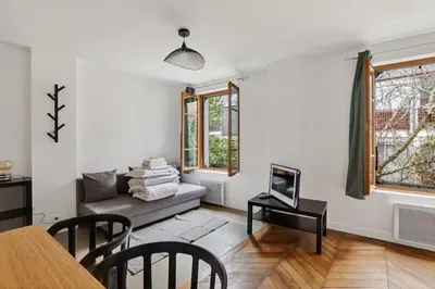 Coin salon dans l'établissement Premium 1BR flat with direct access to the RER B