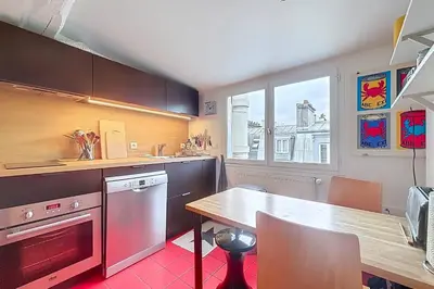Cuisine ou kitchenette dans l'établissement Grand 3 pièces proche canal Saint Martin