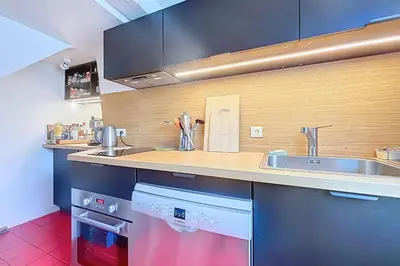 Cuisine ou kitchenette dans l'établissement Grand 3 pièces proche canal Saint Martin