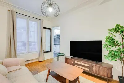 Télévision ou salle de divertissement dans l'établissement Élégant cocon parisien au coeur du 18e