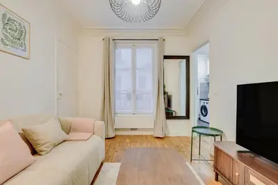 Télévision ou salle de divertissement dans l'établissement Élégant cocon parisien au coeur du 18e