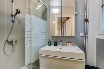 Salle de bains dans l'établissement Élégant cocon parisien au coeur du 18e