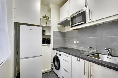 Cuisine ou kitchenette dans l'établissement Élégant cocon parisien au coeur du 18e