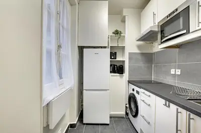 Cuisine ou kitchenette dans l'établissement Élégant cocon parisien au coeur du 18e