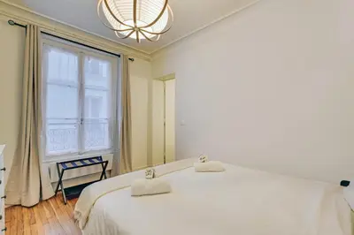Un ou plusieurs lits dans un hébergement de l'établissement Élégant cocon parisien au coeur du 18e