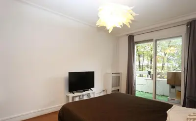 Télévision ou salle de divertissement dans l'établissement Superbe Appartements Tour Eiffel Grenelle