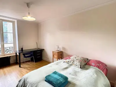 Un ou plusieurs lits dans un hébergement de l'établissement Large 4-room apartment in Paris 5th Cuvier