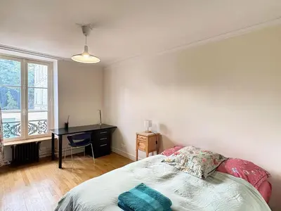 Un ou plusieurs lits dans un hébergement de l'établissement Large 4-room apartment in Paris 5th Cuvier