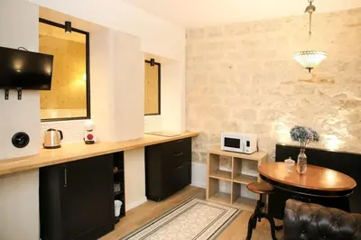 Cuisine ou kitchenette dans l'établissement Magnifique appartement familial grand boulevard-6P