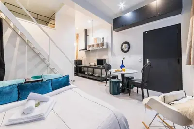 Coin salon dans l'établissement Studio refait a neuf a montorgueil - Paris 2