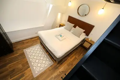 Un ou plusieurs lits dans un hébergement de l'établissement Appartement proche des celebres puces de Paris 4P