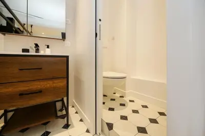 Salle de bains dans l'établissement Appartement proche des celebres puces de Paris 4P