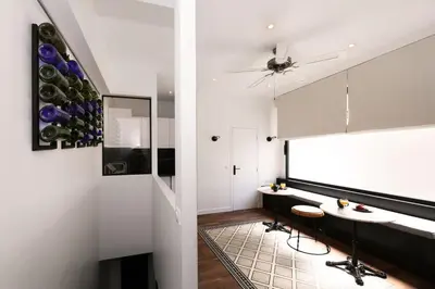 Télévision ou salle de divertissement dans l'établissement Appartement proche des celebres puces de Paris 4P