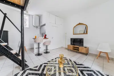 Télévision ou salle de divertissement dans l'établissement Grand Studio cosy Gare de reuilly - Paris 12 - 4p