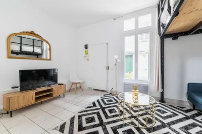 Télévision ou salle de divertissement dans l'établissement Grand Studio cosy Gare de reuilly - Paris 12 - 4p