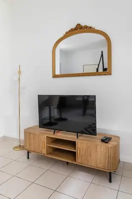Télévision ou salle de divertissement dans l'établissement Grand Studio cosy Gare de reuilly - Paris 12 - 4p