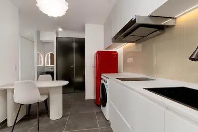 Cuisine ou kitchenette dans l'établissement Studio Premium Moderne avec Balcon - Parc des Expositions
