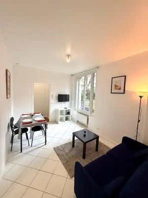 Télévision ou salle de divertissement dans l'établissement Tour Eiffel Molitor Paris