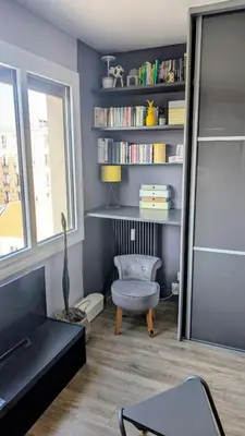 Bibliothèque dans l'appartement