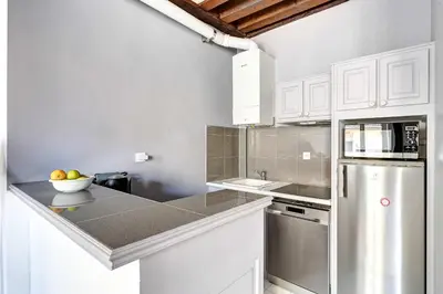 Cuisine ou kitchenette dans l'établissement BnBNova - 1BR - Saint-Germain & Luxembourg