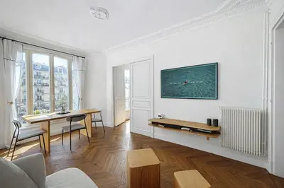 Télévision ou salle de divertissement dans l'établissement Dreamy floor View of Square Trousseau