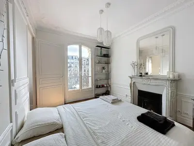 Un ou plusieurs lits dans un hébergement de l'établissement Dreamy floor View of Square Trousseau