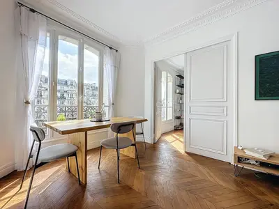 Télévision ou salle de divertissement dans l'établissement Dreamy floor View of Square Trousseau