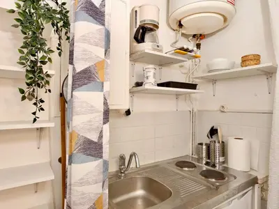 Cuisine ou kitchenette dans l'établissement Well-Located Studio near Montparnasse withElevator
