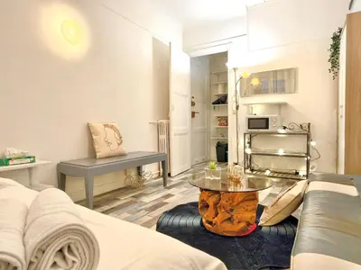Cuisine ou kitchenette dans l'établissement Well-Located Studio near Montparnasse withElevator